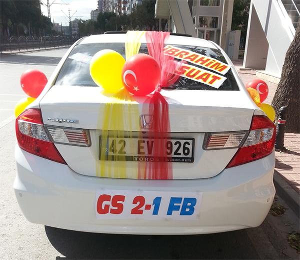Gelin arabalarının ''sıra dışı'' yazıları gülümsetiyor