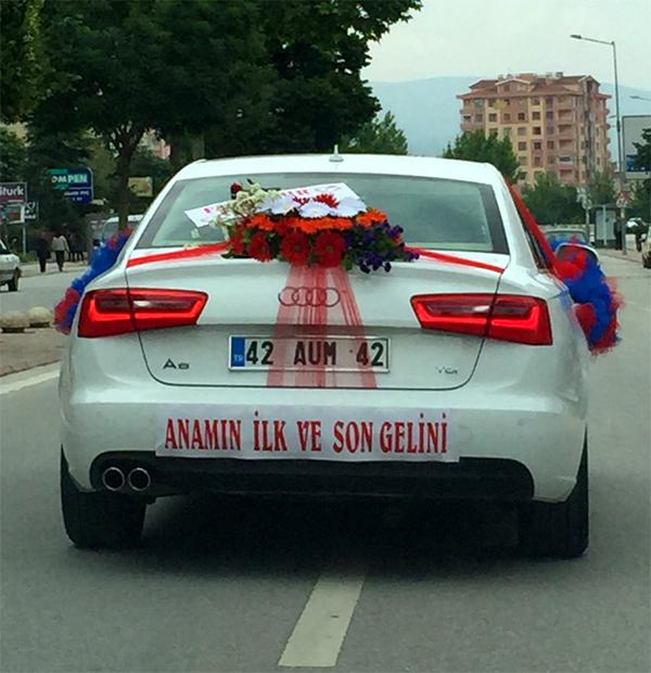 Gelin arabalarının ''sıra dışı'' yazıları gülümsetiyor