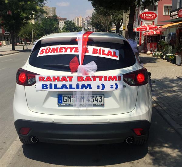 Gelin arabalarının ''sıra dışı'' yazıları gülümsetiyor