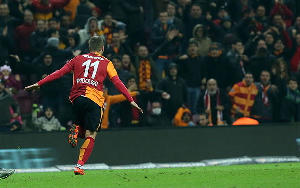 Podolski, Galatasaray’ı sırtlıyor