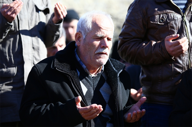 Şehit babası Vali Erol'a sarıldı: Vatan sağolsun