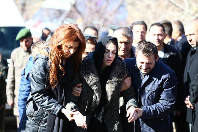 Şehit babası Vali Erol'a sarıldı: Vatan sağolsun