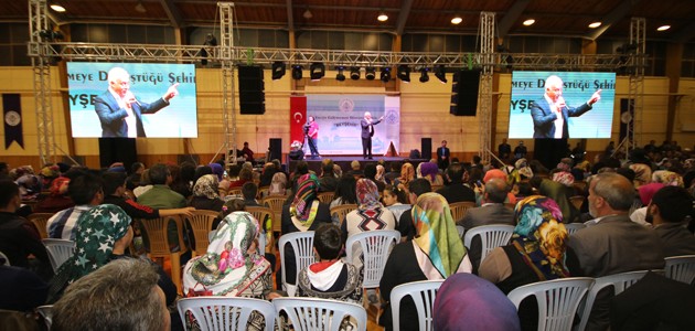 Nihat Hatipoğlu, Beyşehir’de konferansa katıldı