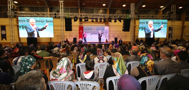 Nihat Hatipoğlu, Beyşehir'de konferansa katıldı