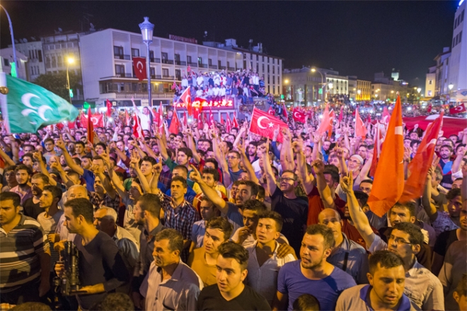 Konya'da halk sokağa döküldü