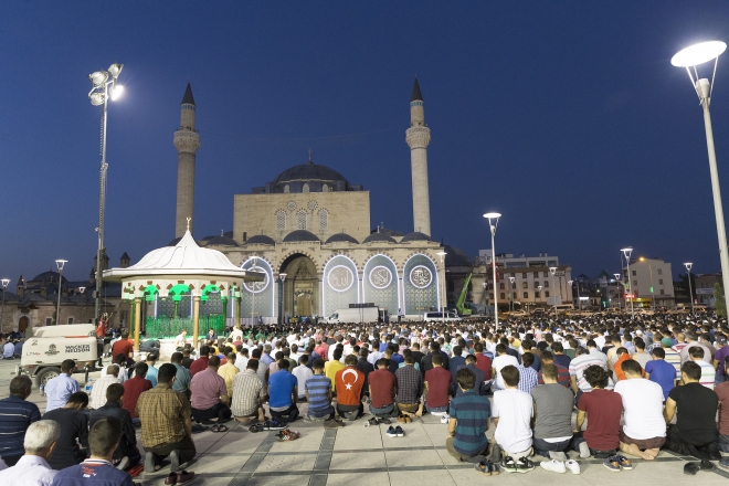 Konya'da halk sokağa döküldü