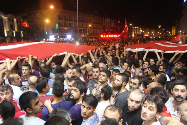 Konya'da halk sokağa döküldü