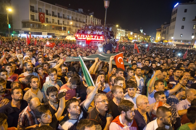 Konya'da halk sokağa döküldü