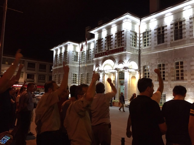 Konya'da halk sokağa döküldü