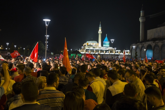Konya'da halk sokağa döküldü