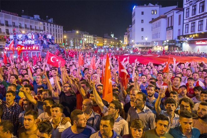 Konya'da halk sokağa döküldü