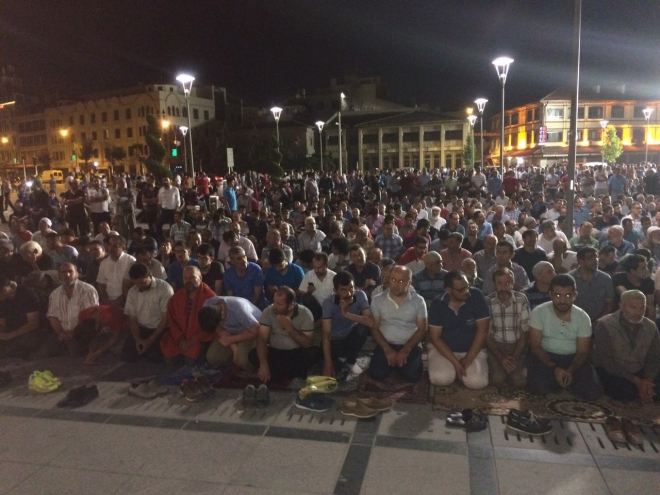 Konya'da halk sokağa döküldü