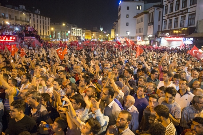 Konya'da halk sokağa döküldü
