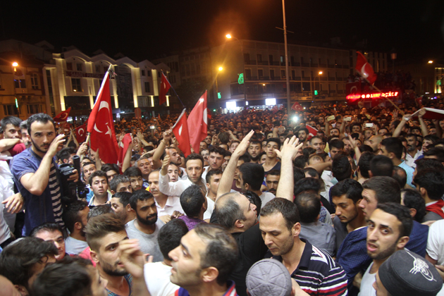 Konya'da halk sokağa döküldü