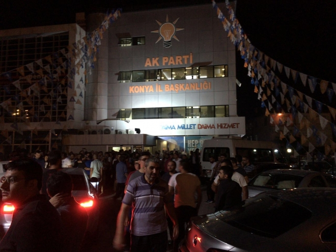 Konya'da halk sokağa döküldü