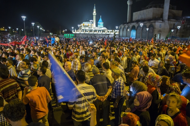 Konya'da halk sokağa döküldü
