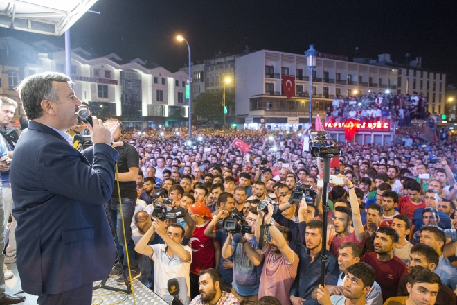 Konya'da halk sokağa döküldü