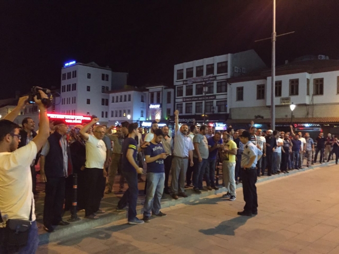 Konya'da halk sokağa döküldü