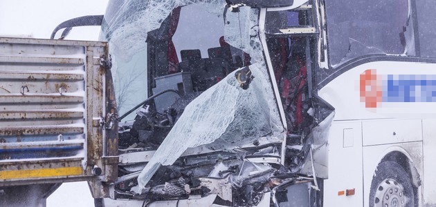 Konya'da otobüs ile tır çarpıştı: 1 ölü, 10 yaralı