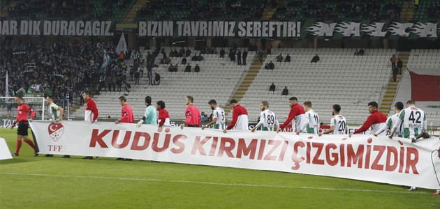 Konya’da futbolculardan Kudüs pankartı