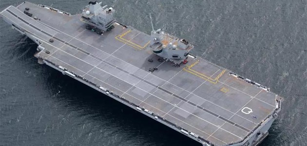 İngiltere'nin yeni uçak gemisi su alıyor