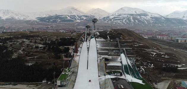 Türkiye’nin tek kayakla atlama kuleleri taşıma karla atlayışa hazırlandı