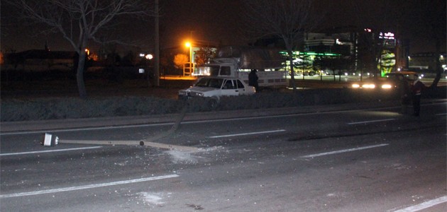 Konya’da alkollü sürücü aydınlatma direğine çarptı