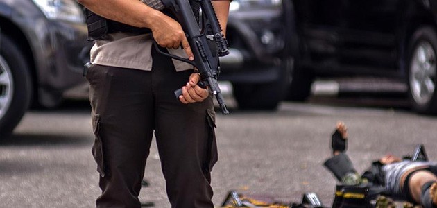 Endonezya’da polis merkezine bıçaklı saldırı