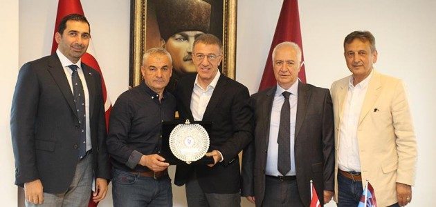 Trabzonspor Kulübü Başkanı Ağaoğlu’ndan Çalımbay’a plaket