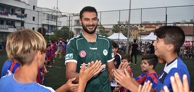 Konyasporlu oyuncu 50 miniğe karşı futbol maçı yaptı