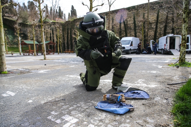 Bomba imha eden kadınlar