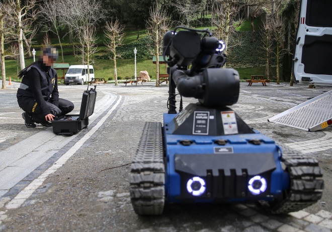 Bomba imha eden kadınlar