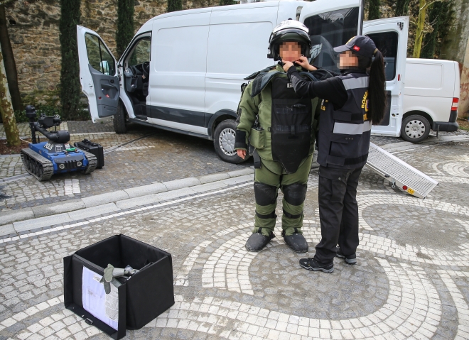 Bomba imha eden kadınlar