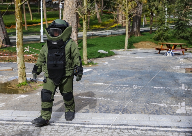 Bomba imha eden kadınlar