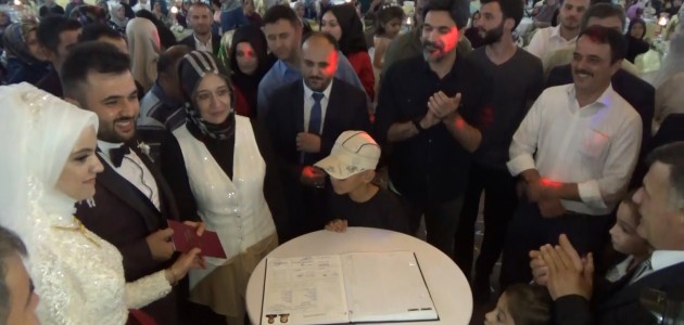 Sanatçı Uğur Işılak nikah şahidi oldu