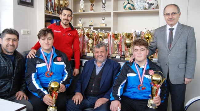Türkiye Şampiyonu olan Taşkent sporlu halterciler, Altın ile ödüllendirildi.