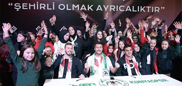 Konyasporlu oyuncular imza gününde öğrencilerle buluştu