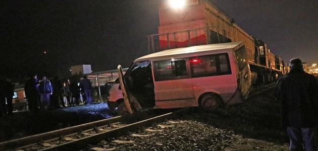 Denizli’de yük treni panelvana çarptı: 5 yaralı