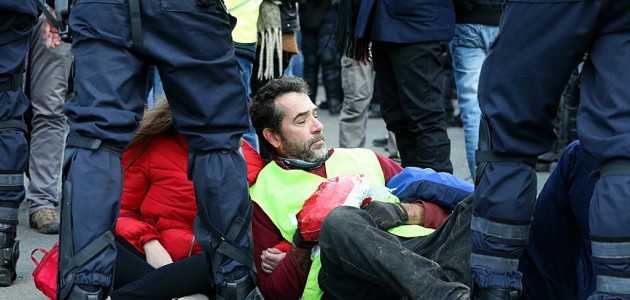 Fransa’da sarı yeleklilerin gösterilerinde 216 kişi tutuklandı