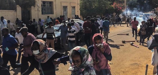 Sudan’da Beşir karşıtı protestolara göz yaşartıcı gazla müdahale