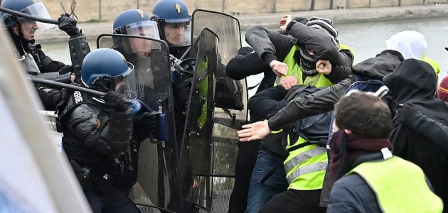 Fransa’da hafta sonu düzenlenen gösterilerde 345 gözaltı