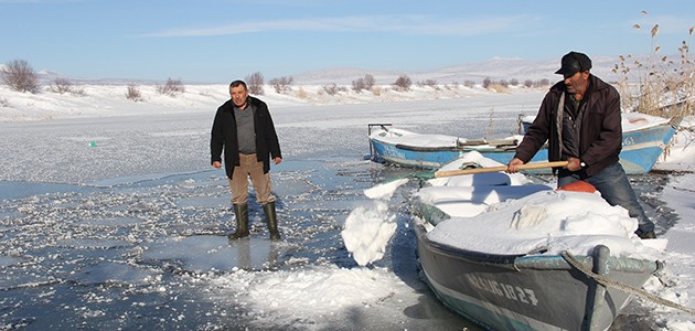 Konya’da balıkçılar buz tutan gölün ava açılmasını bekliyor