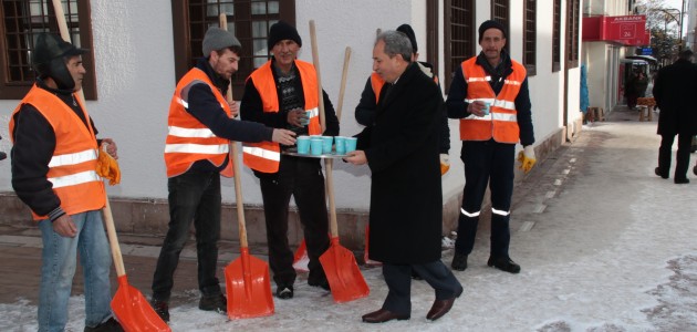 Başkan Akkaya’dan kar temizlik ekiplerine salep ikramı