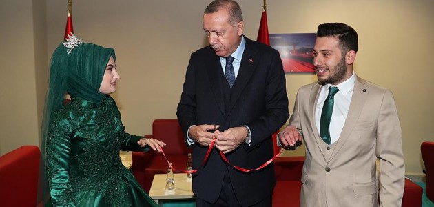 Cumhurbaşkanı Erdoğan Kocaeli’nde bir çiftin nişan yüzüklerini taktı