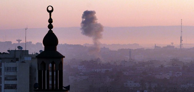 ‪İsrail ordusu Gazze’yi vurdu‬