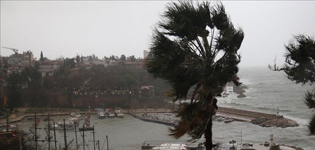 Antalya’da şiddetli yağış ve hortum nedeniyle zor anlar yaşanıyor