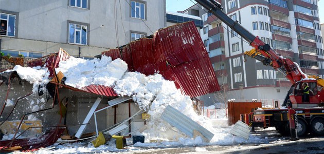 Kar düşmesi sonucu kafenin teras katı çöktü: 1 ölü, 7 yaralı