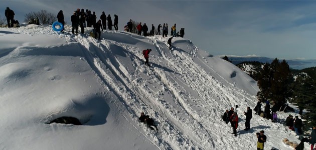 Beyşehir’de önce kar üzerinde yürüyüş, ardından kayak keyfi