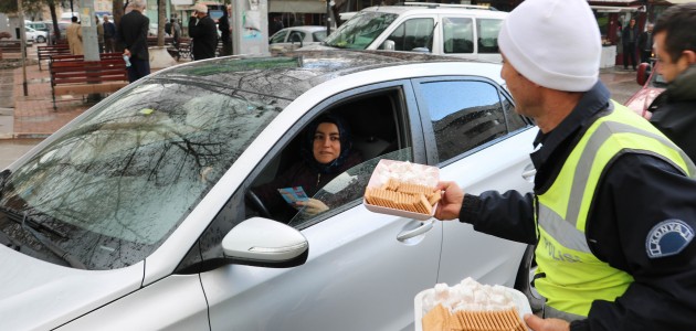 Sürücülere lokum bisküvi ikram edildi