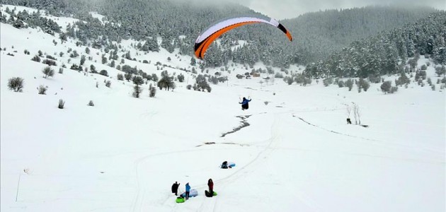 3. Abant Kış Uçuşları Festivali kapsamında paraşüt uçuşları gerçekleştirildi
